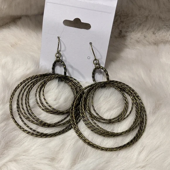 Elegant Gold Hoop Earrings - Picture 4 of 6